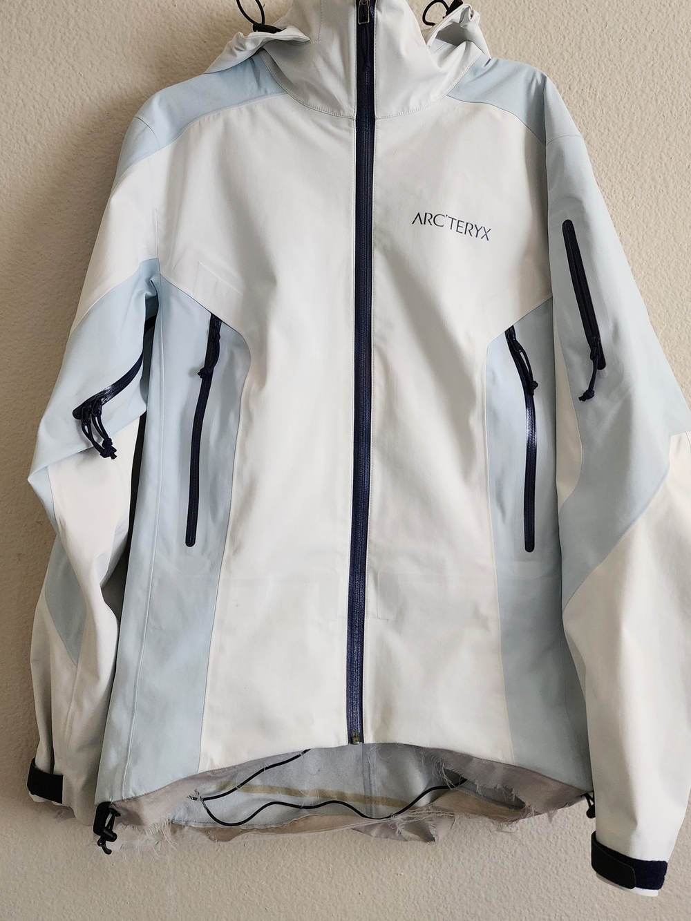 Arc'teryx Women's Stingray GORE-TEX Ski Jacket White/Blue Flawed